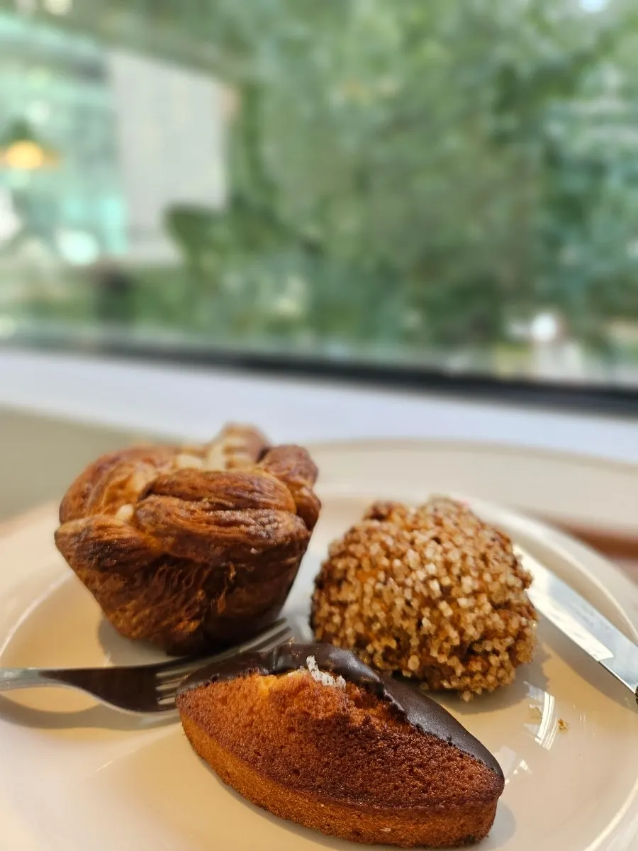 3층 창가 소파석과 통창 풍경