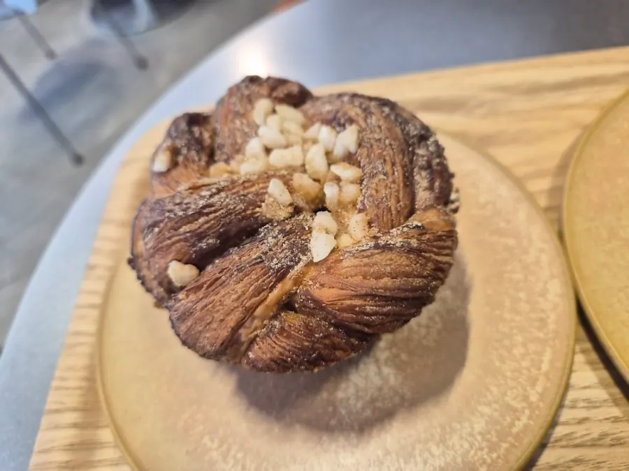 결이 겹겹이 살아 있는 카다멈 번
