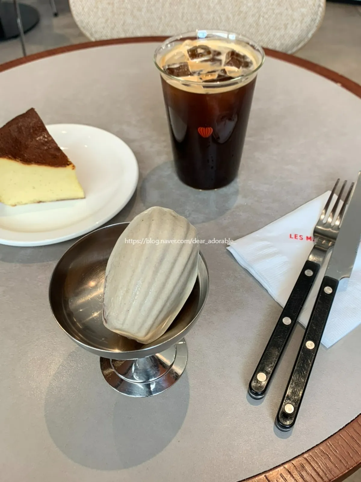 아이스 아메리카노와 바스크 치즈 케이크, 마들렌 한 상