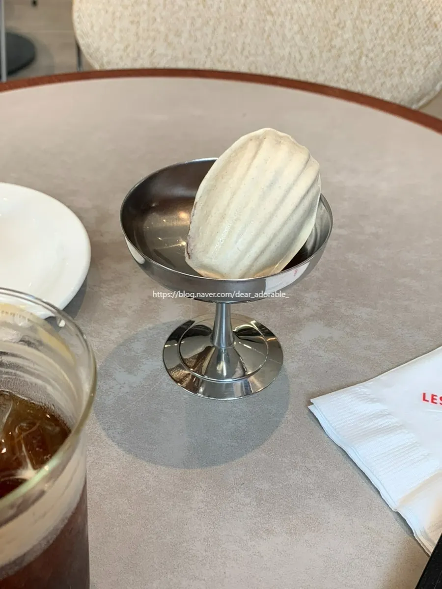 진한 아이스 아메리카노 한 잔