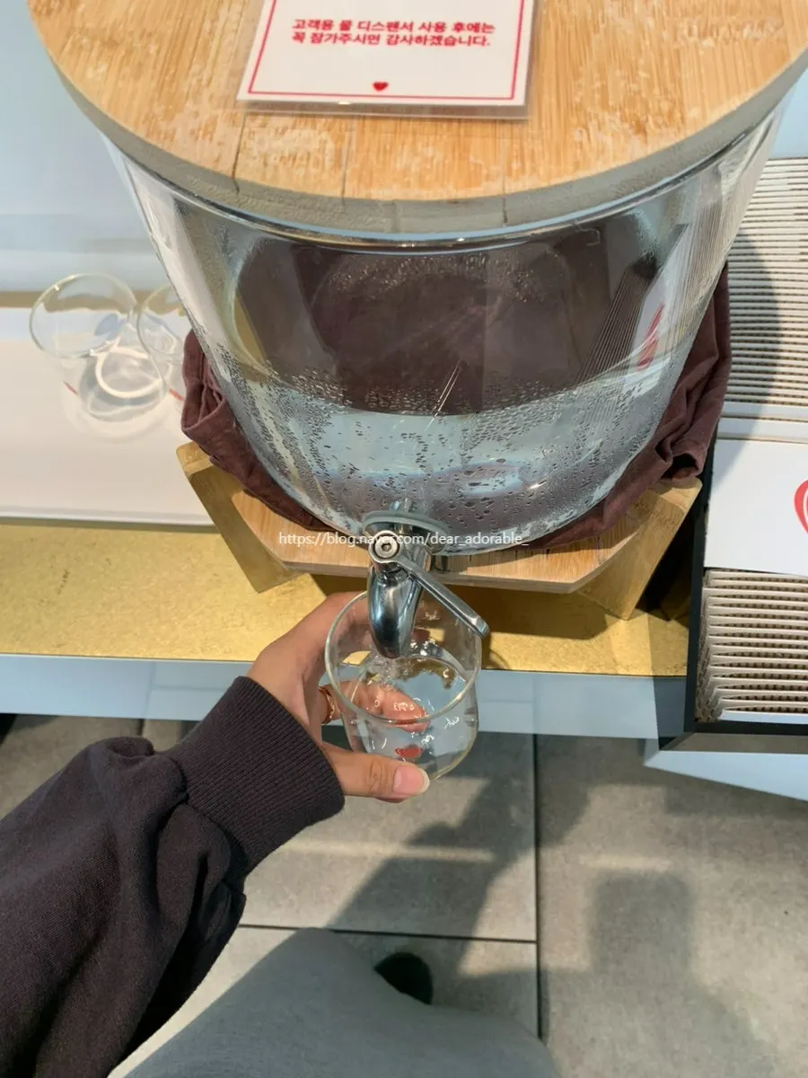 물과 냅킨, 컵 홀더가 놓인 셀프바