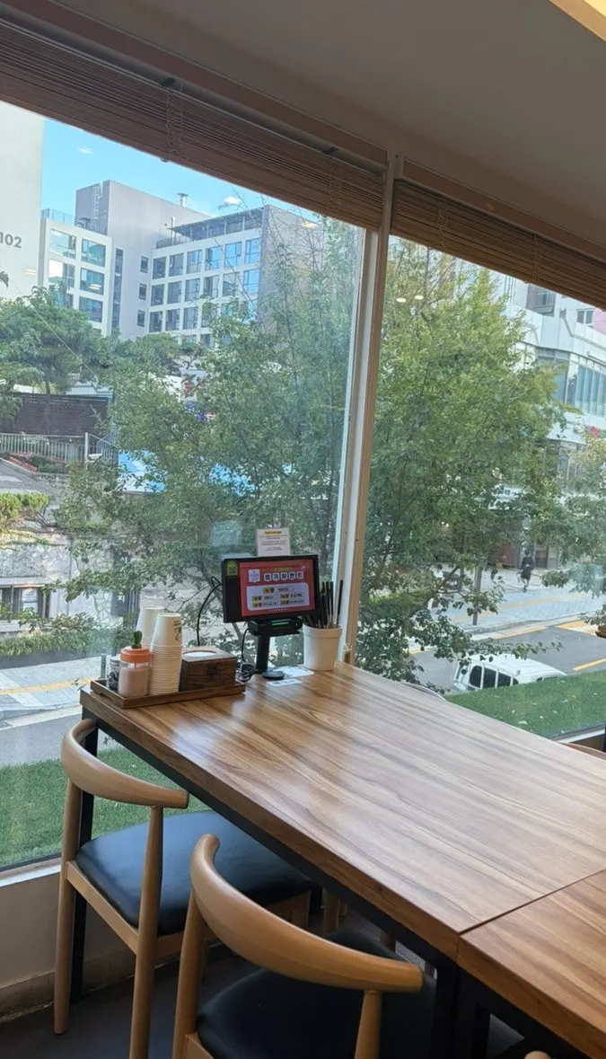 큰 창이 있는 낙원의소바 내부 분위기