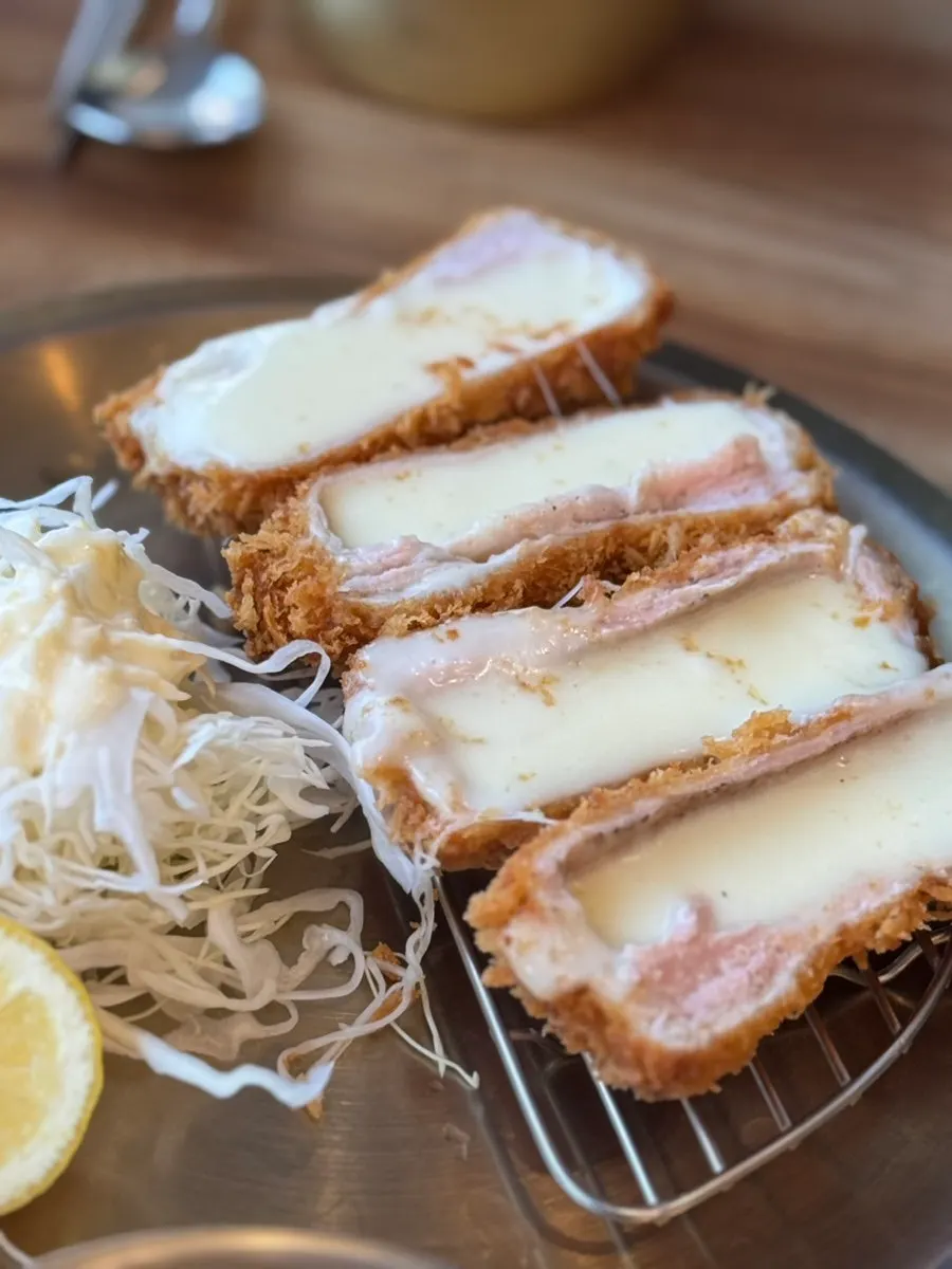 치즈가 듬뿍 든 치즈카츠 상차림