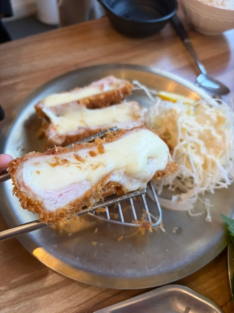 바로 튀겨 나온 치즈돈까스 단면