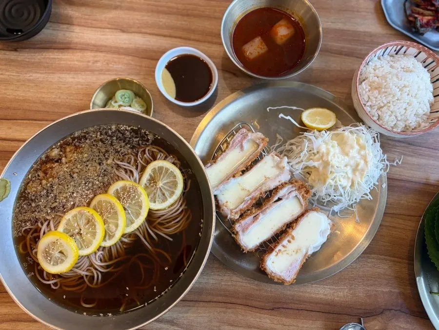 치즈카츠와 함께 나온 양배추 샐러드와 밥