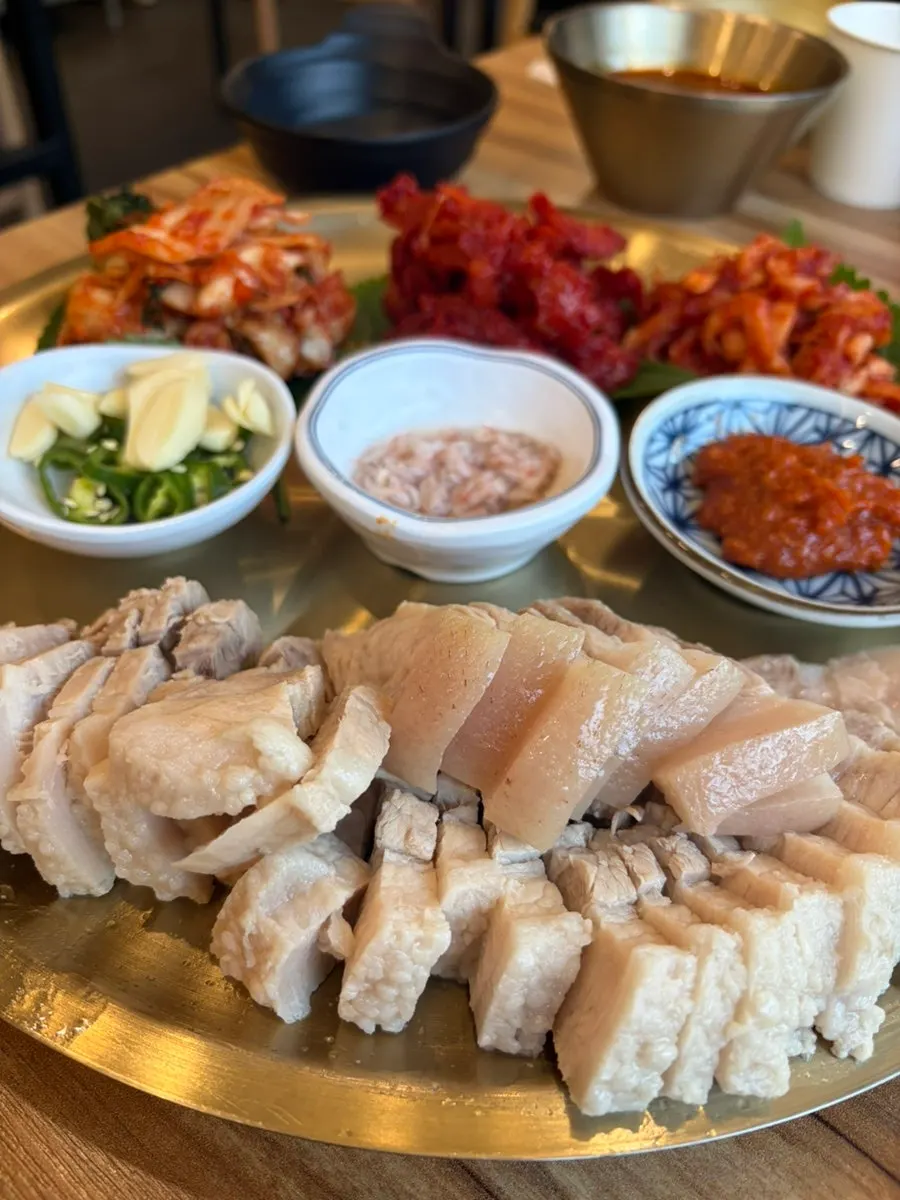 먹기 좋은 크기로 썰린 보쌈 고기
