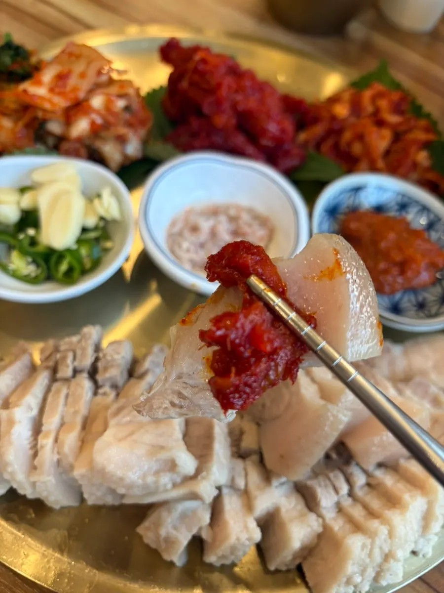 보쌈과 레몬소바를 함께 차린 식탁