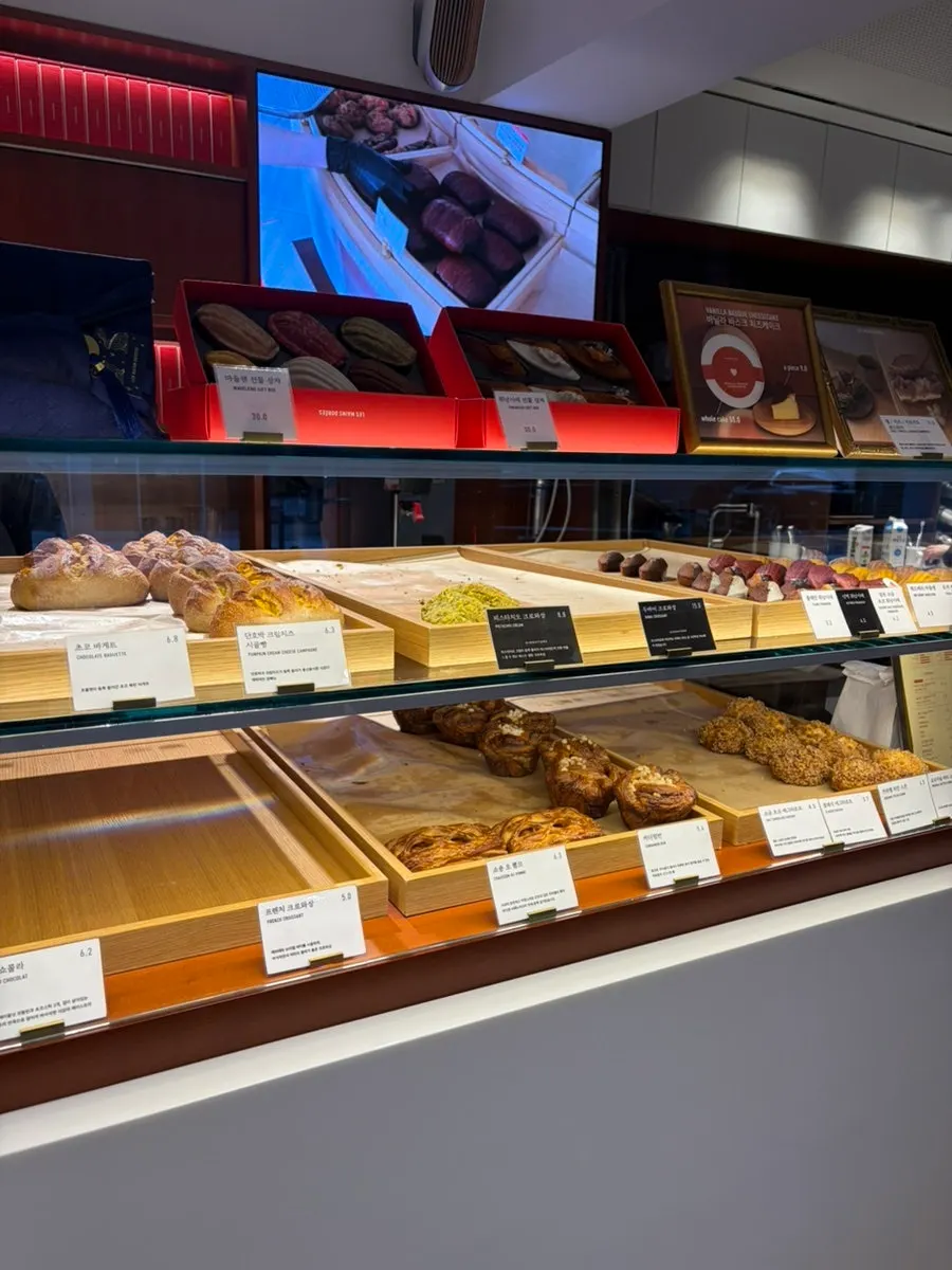 Breads displayed on the 1st-floor counter at Lemangdoré