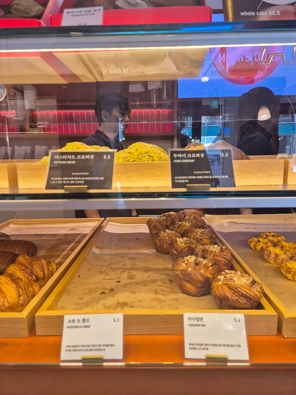 Gift-wrapped packaging of Lemangdoré desserts