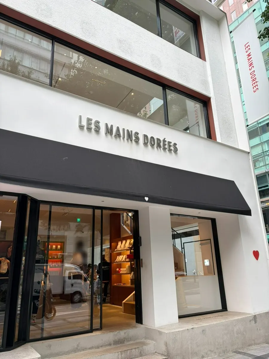 Building view of the large Mugyo-ro café Lemangdoré