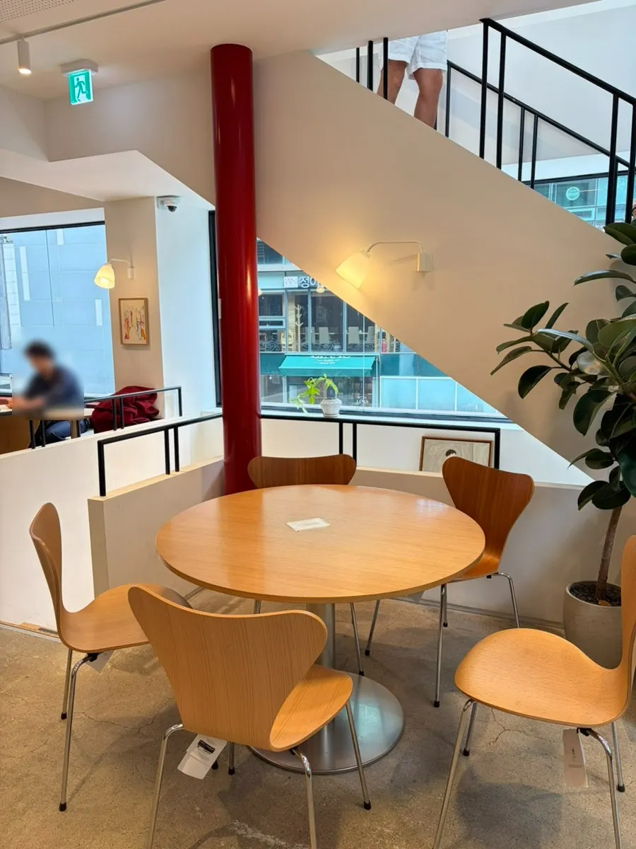 View of the 2nd-floor seating area at Lemangdoré Gwanghwamun