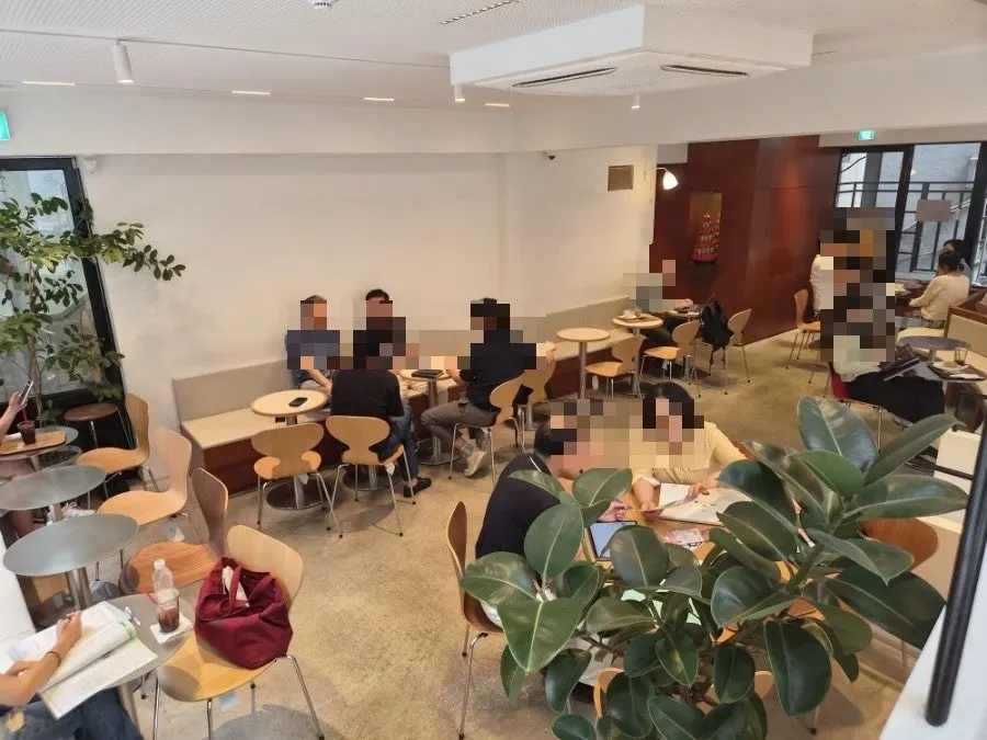 The 2nd floor of Lemangdoré Gwanghwamun with plenty of seats