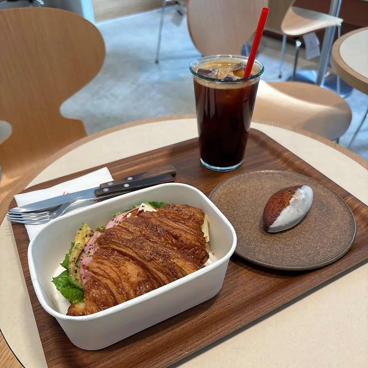 Croissant sandwich and drinks at Lemangdoré Gwanghwamun