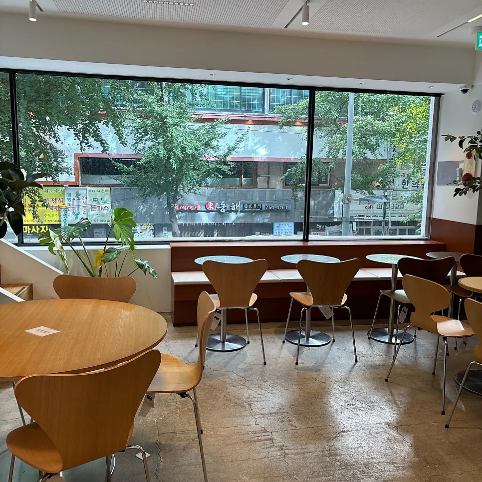 Spacious 2nd floor hall at Lemangdoré Gwanghwamun
