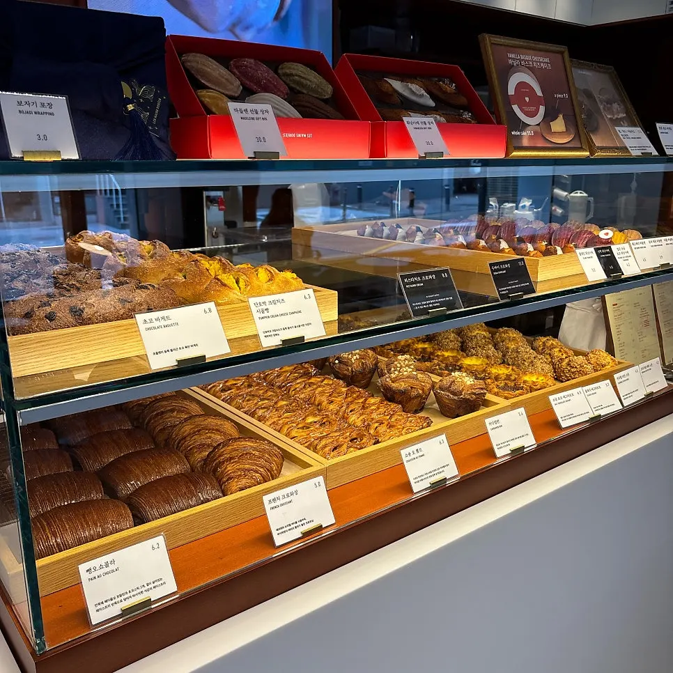 Baked goods display at Lemangdoré Gwanghwamun