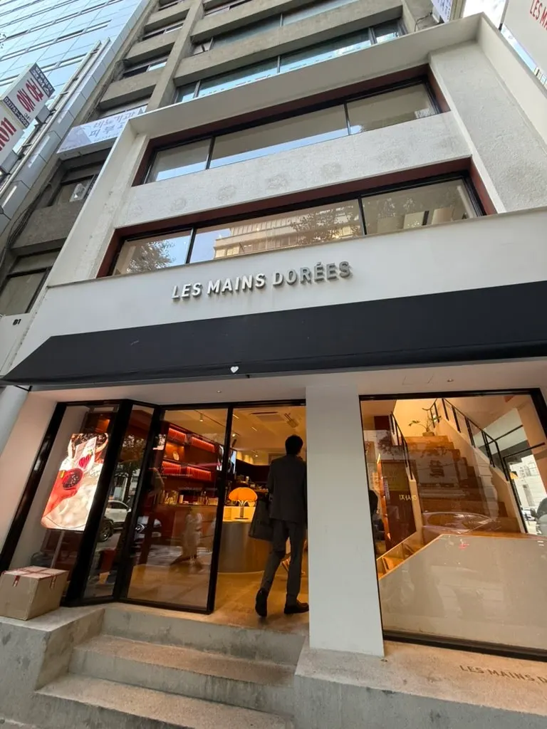 Vertical photo of Lemangdoré Gwanghwamun café interior