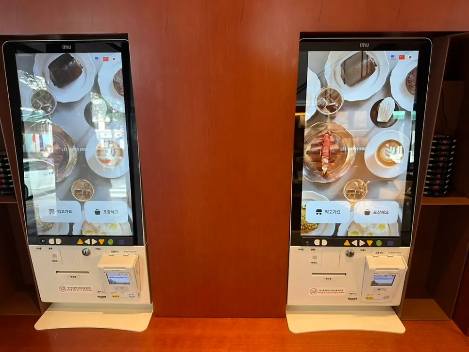 1st-floor ordering area and coffee bar