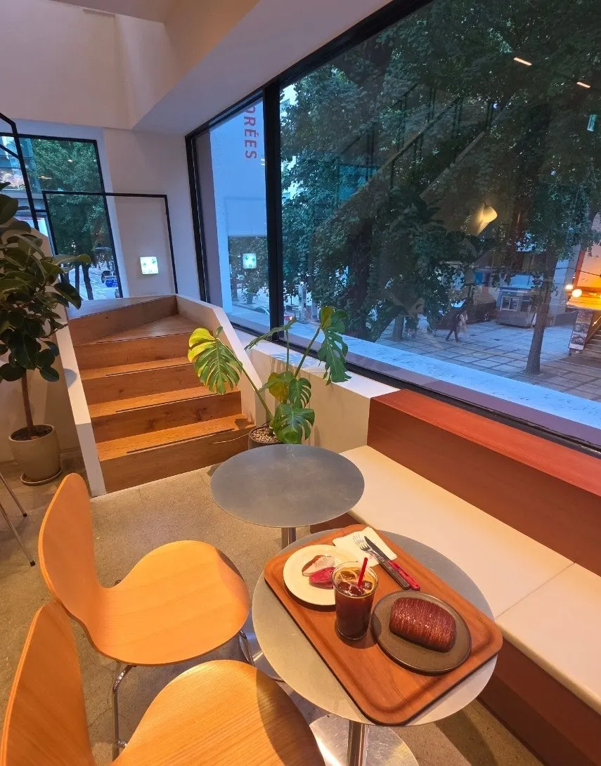 레망도레 2층 통창 창가 좌석