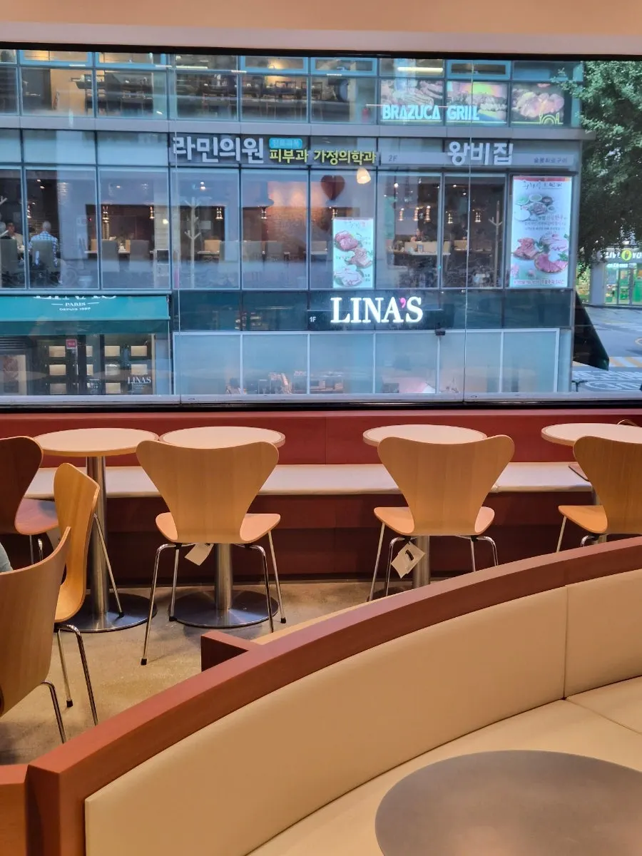 큰 창을 따라 배치된 통창 좌석