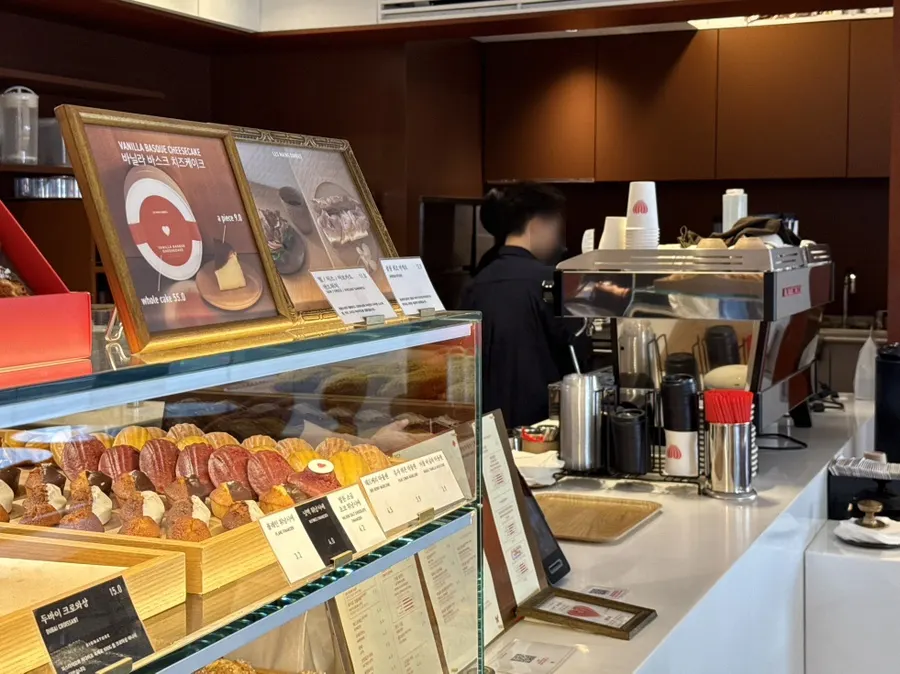 Entrance to the 1st floor bakery at Lemangdoré Gwanghwamun