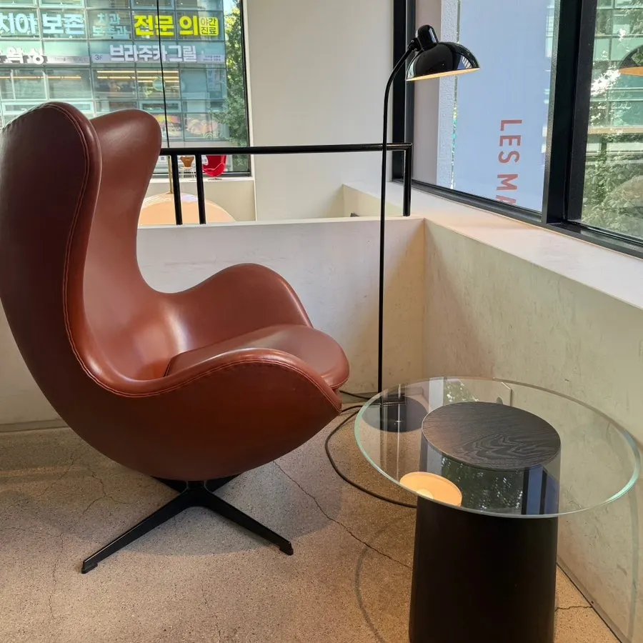 Tables on the 2nd floor of Lemangdoré Gwanghwamun