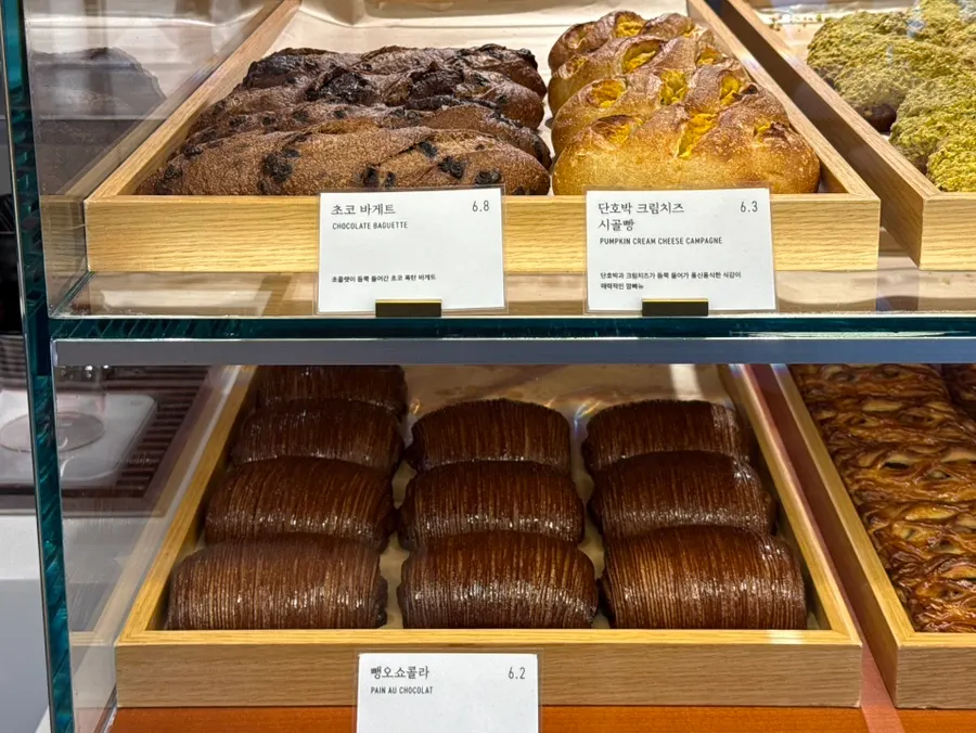 Bread display case at Lemangdoré