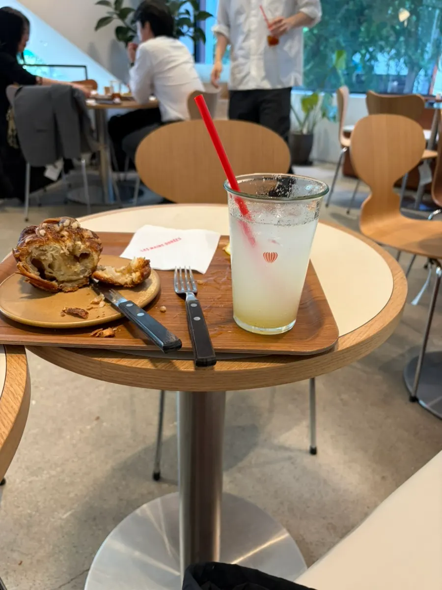 A glass of vanilla lemonade with ice