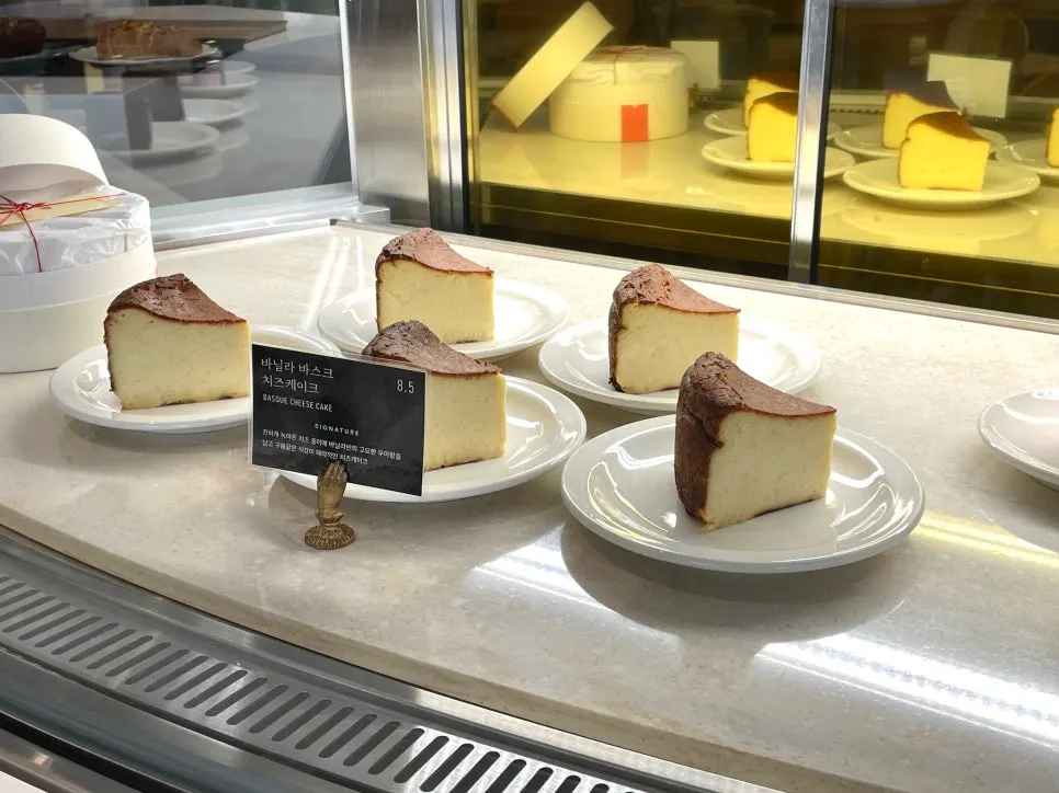 Wide shot of the bakery showcase at Remangdore