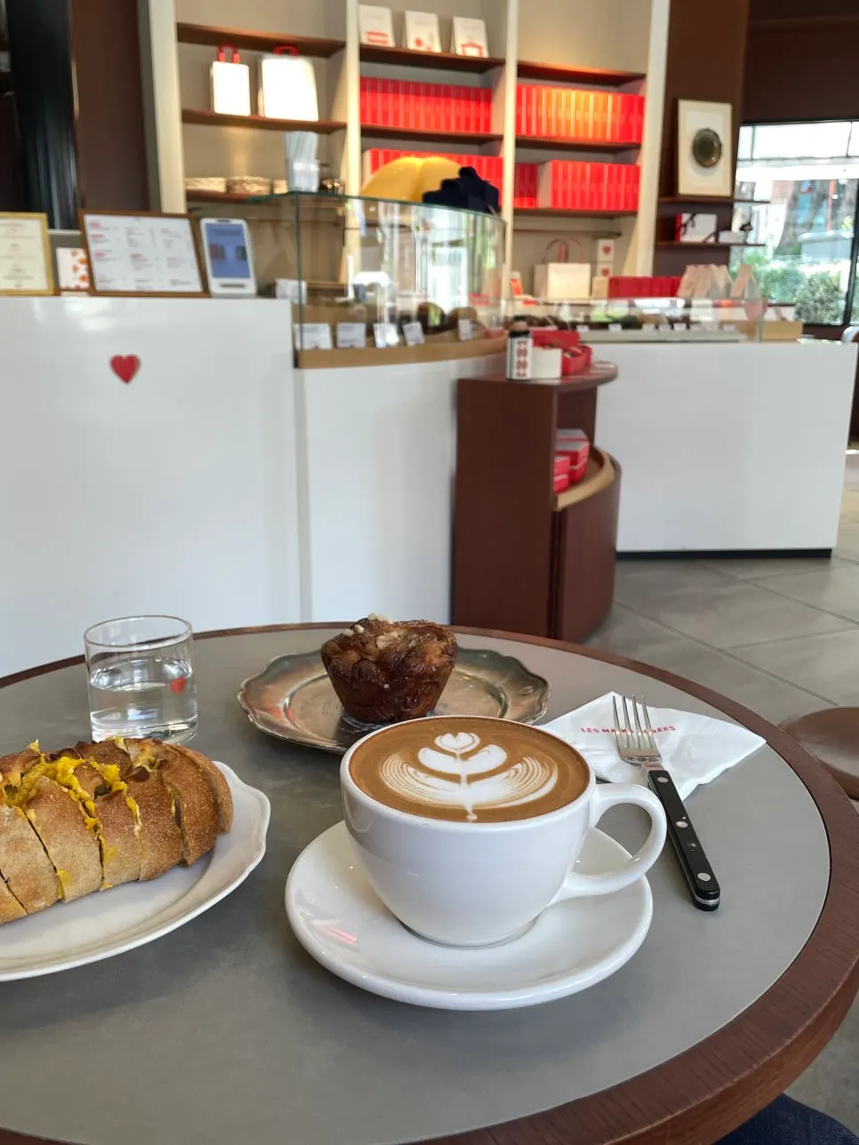 Café latte with latte art at Remangdore