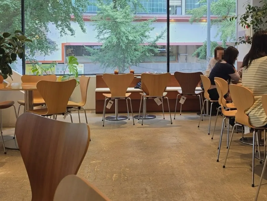 통창 앞 우드 테이블이 놓인 2층 좌석