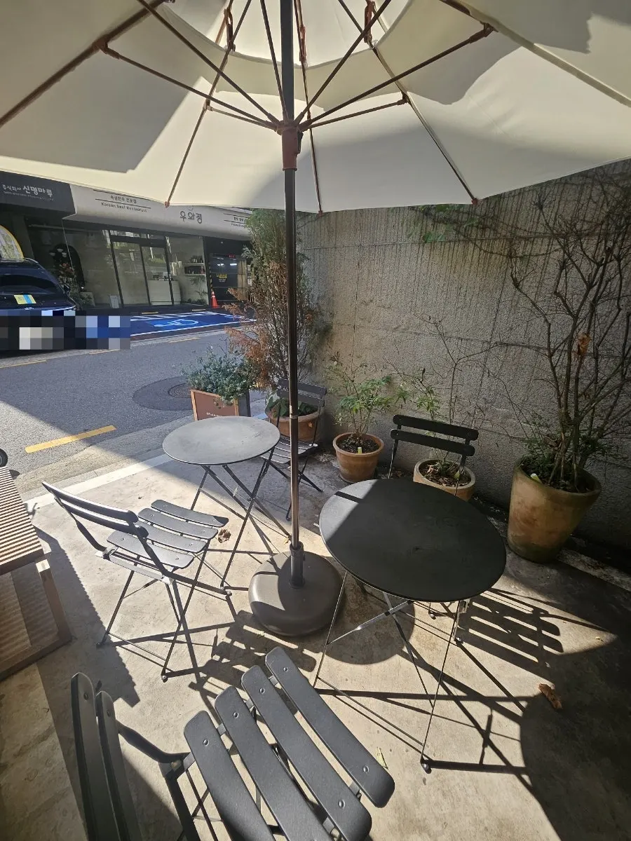 Terrace table with plants at Remangdore