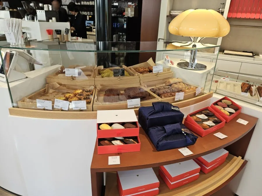 Bakery showcase display at Remangdore