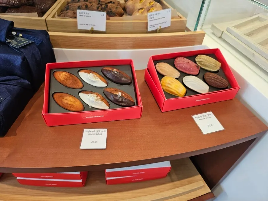 Two-tier jewelry-box-style dessert gift box