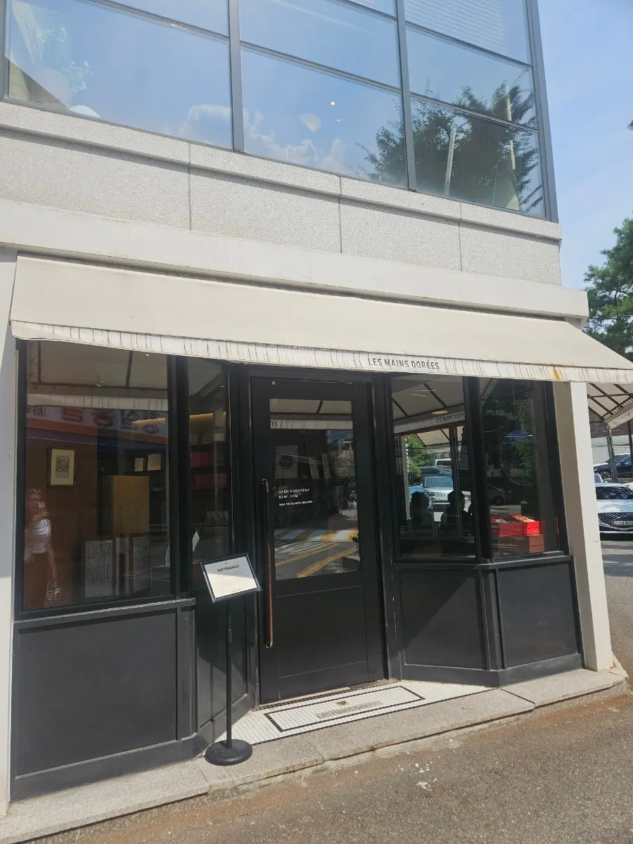 Exterior of Remangdore on a corner in Seorae Village