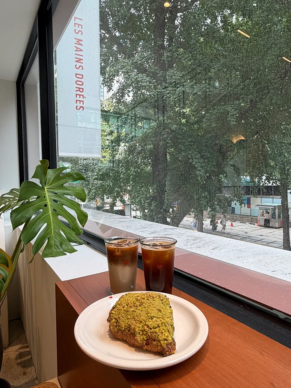 Iced americano, iced vanilla latte, and pistachio croissant
