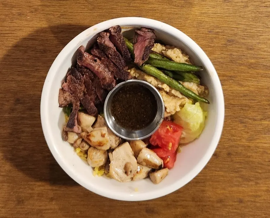 Le Vegie Wang's steak bowl with oat rice and toppings