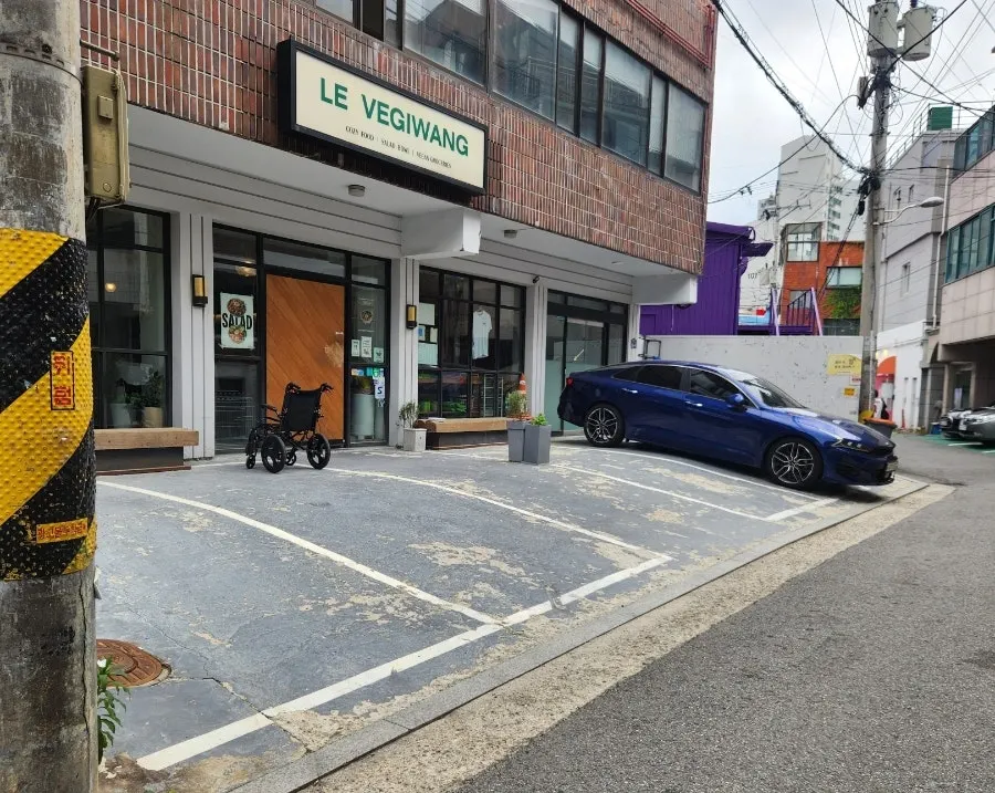 Parking area in front of Le Vegie Wang Seongsu Space