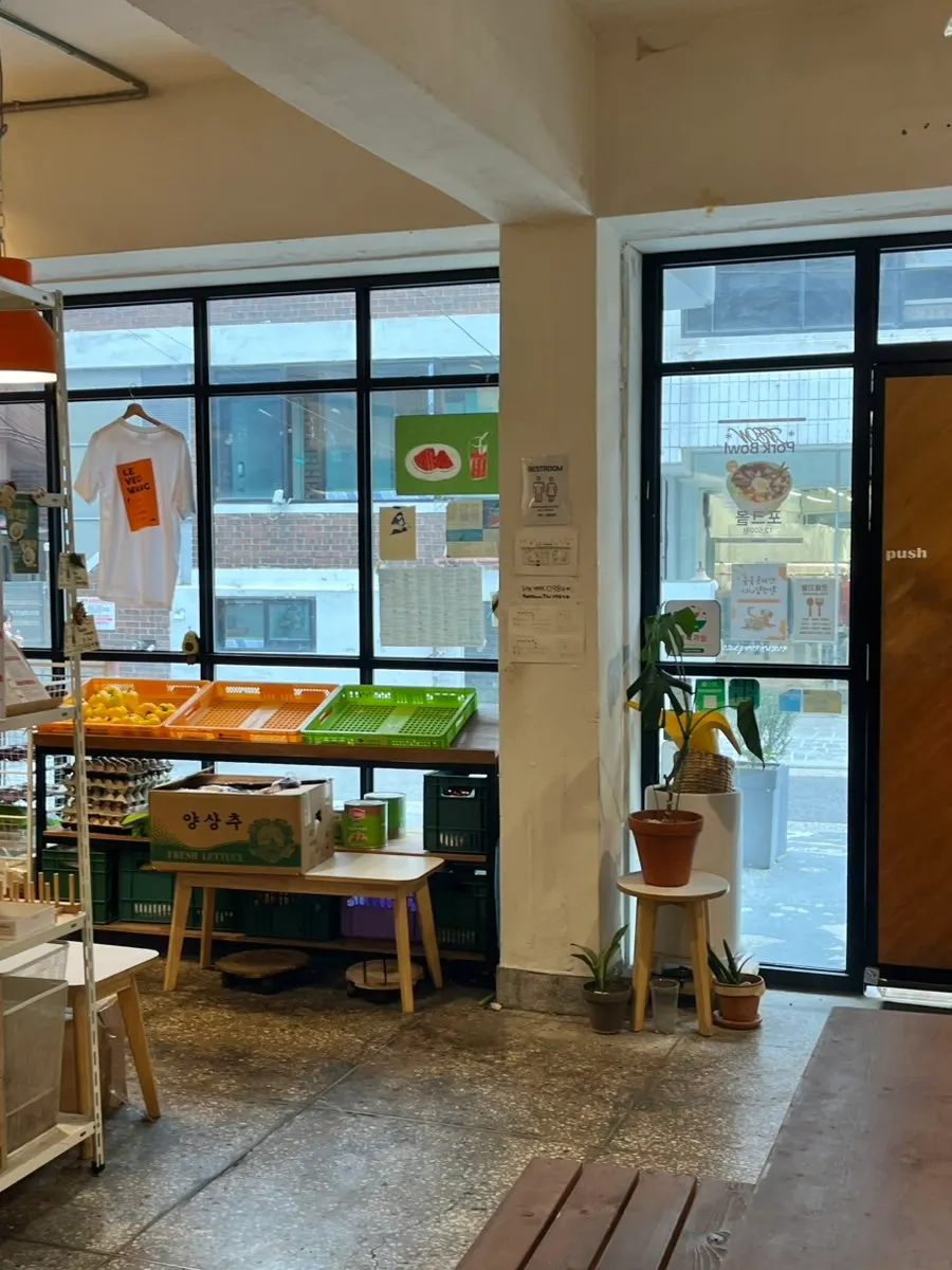 Decorative corners around Le Vegie Wang Seongsu Space