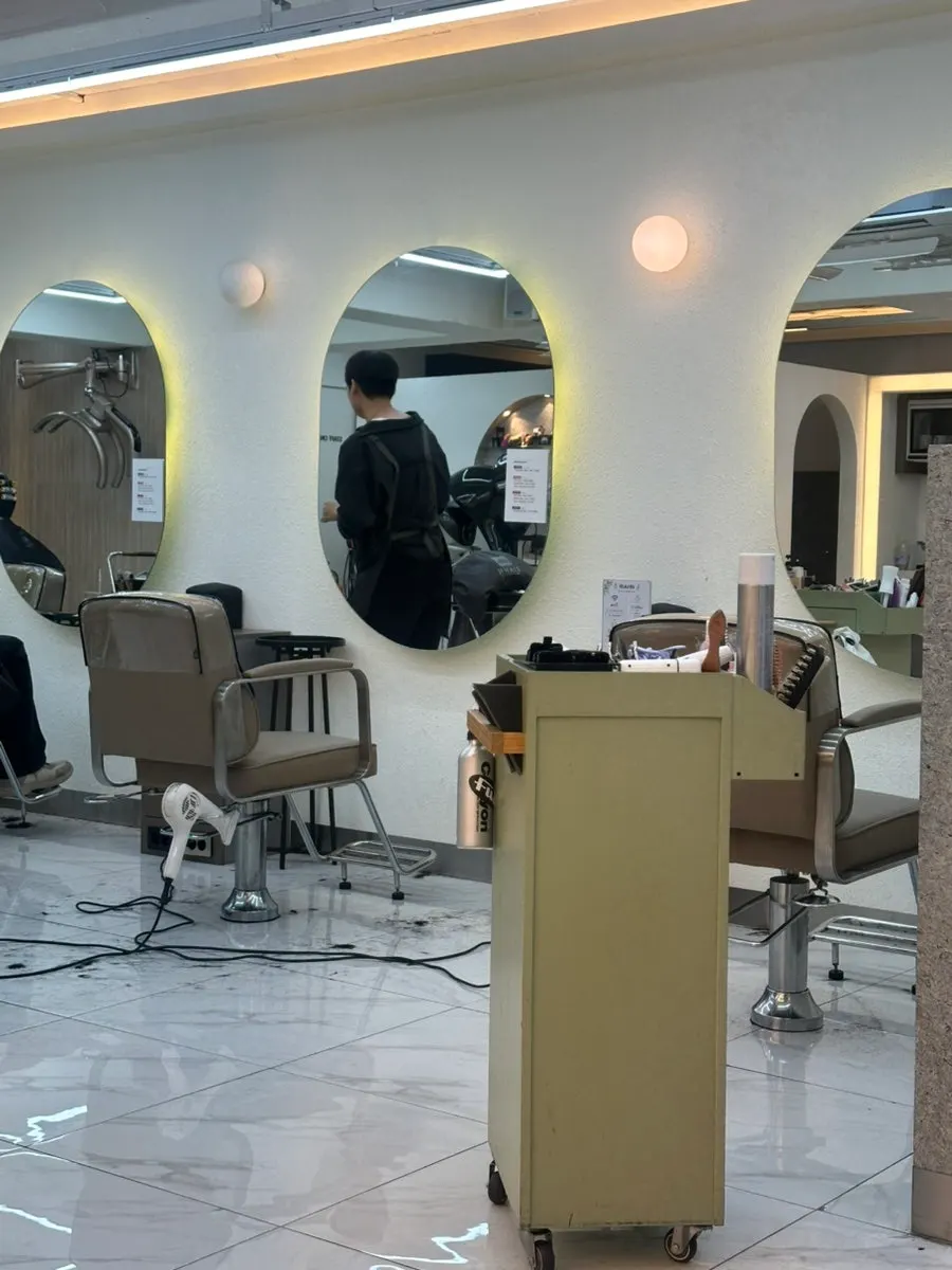 매장 내부 안내물과 대기 공간