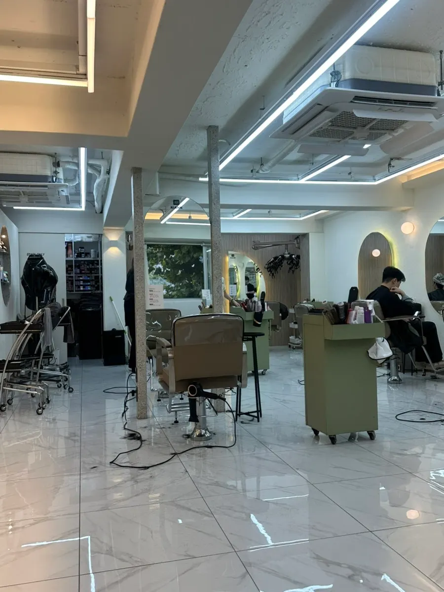 환하게 정돈된 미용실 내부 전경