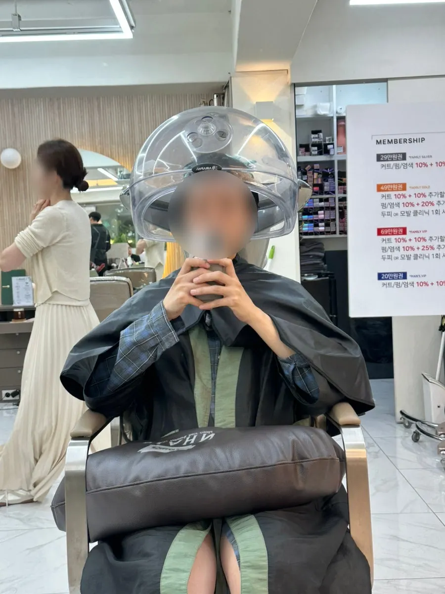 중단발 길이로 정리된 커트 직후 머리