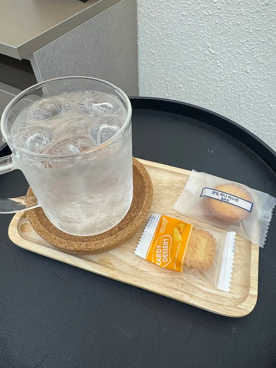 제공된 얼음물과 쿠키