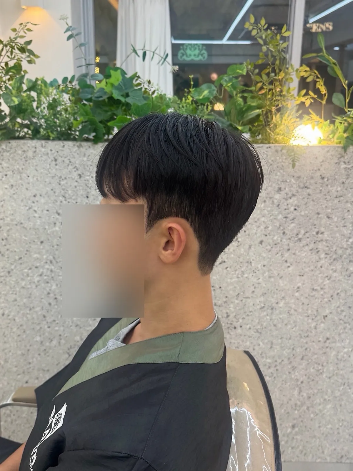 옆머리 다운펌 시술 장면