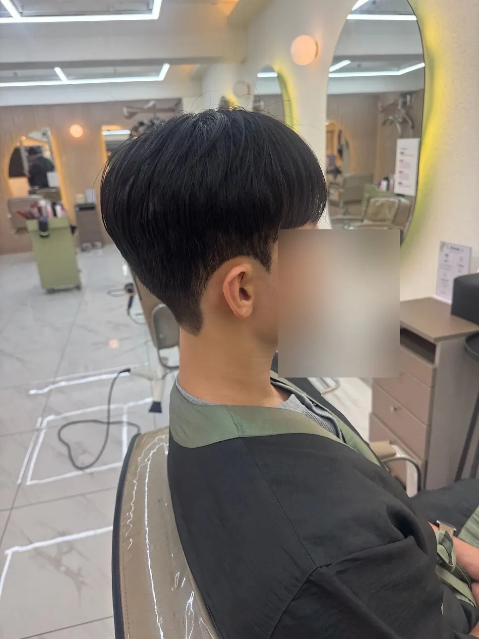 스타일링 마무리 중인 디자이너