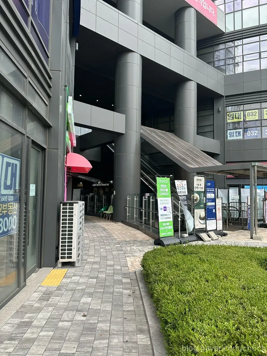 Escalator entrance between Exits 4 and 5 of Sinjungdong Station
