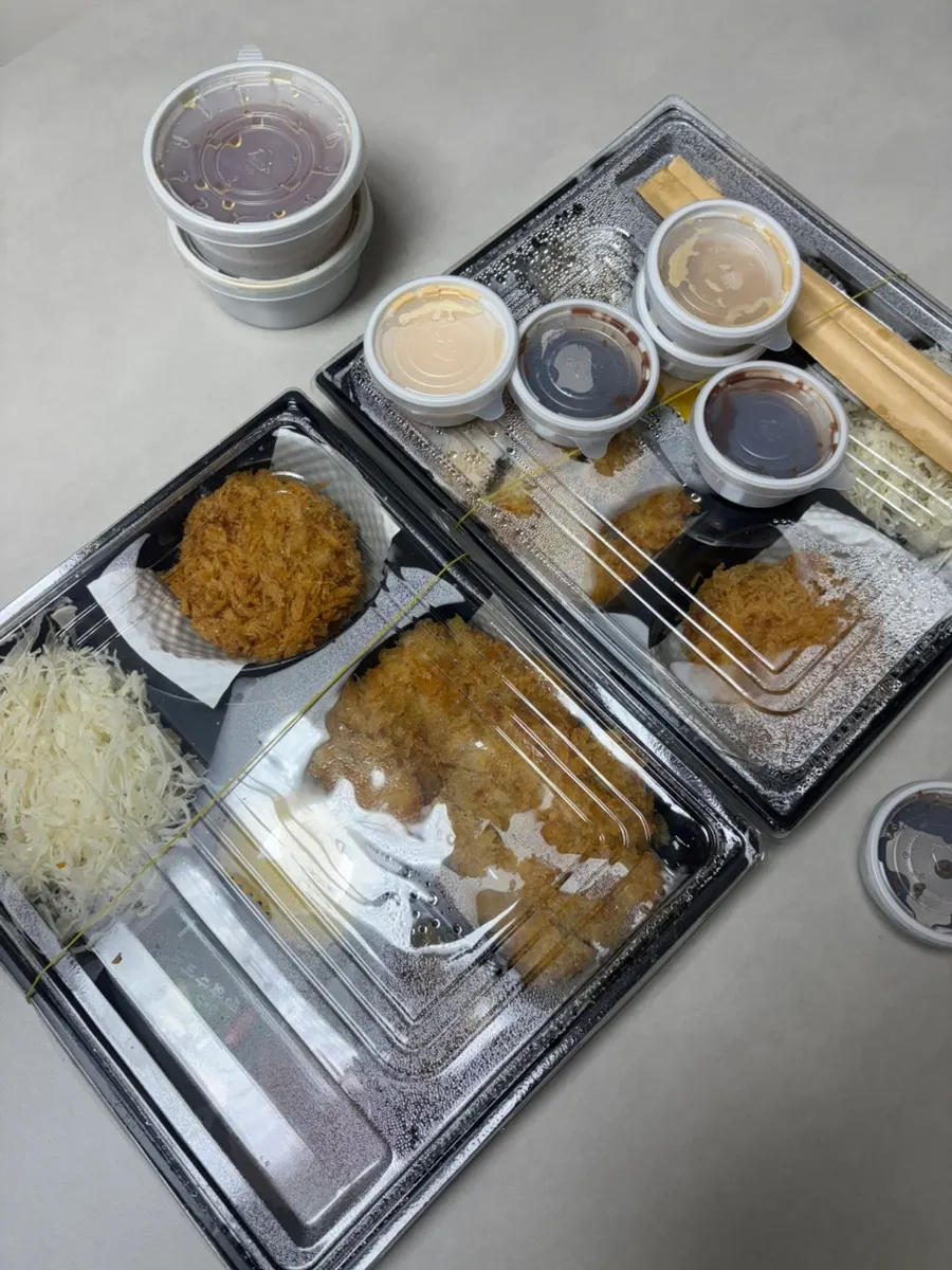 한 입 베어 문 돈카츠 단면과 육즙