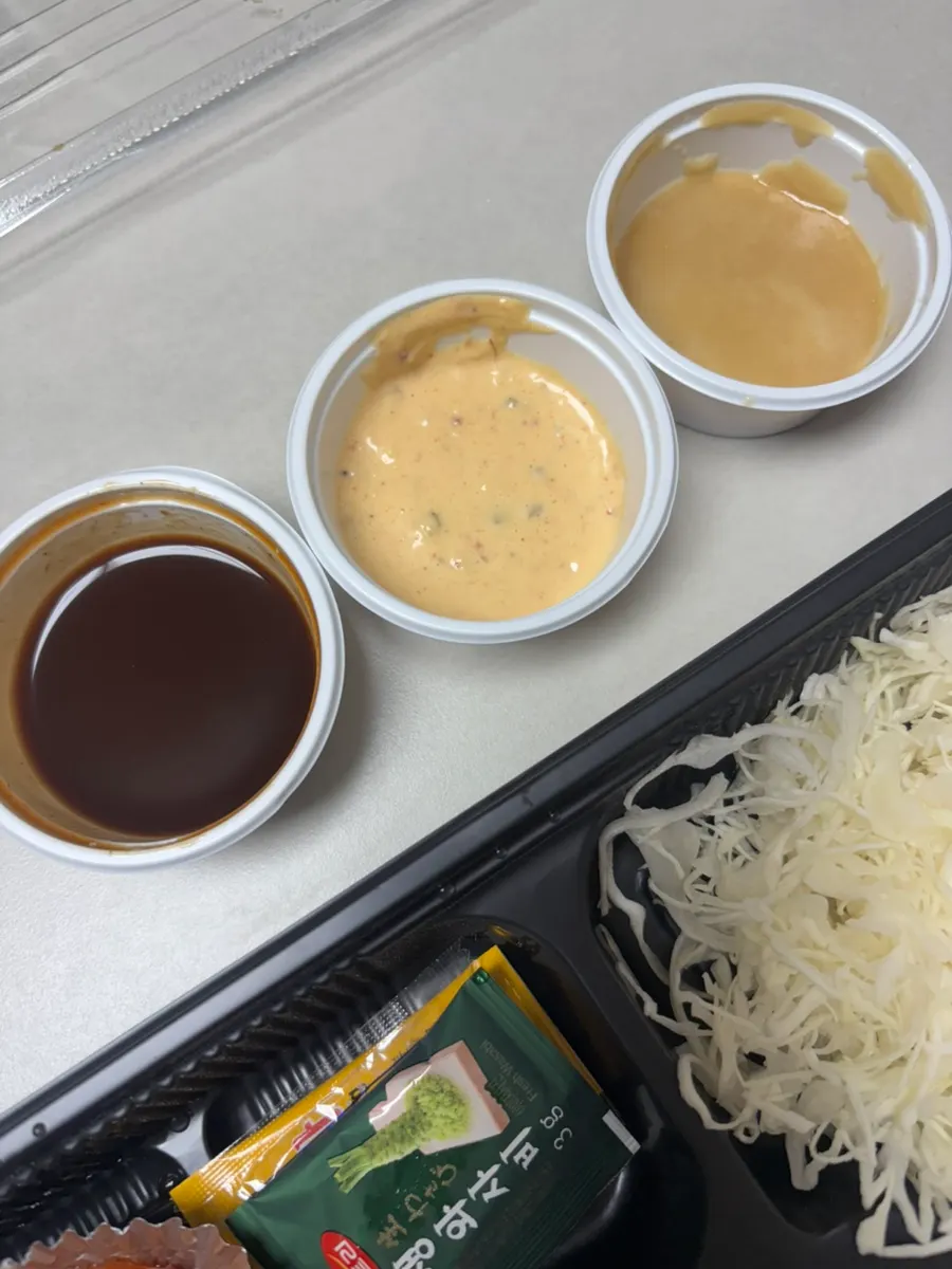 와사비 올려 폰즈 소스에 적신 카츠