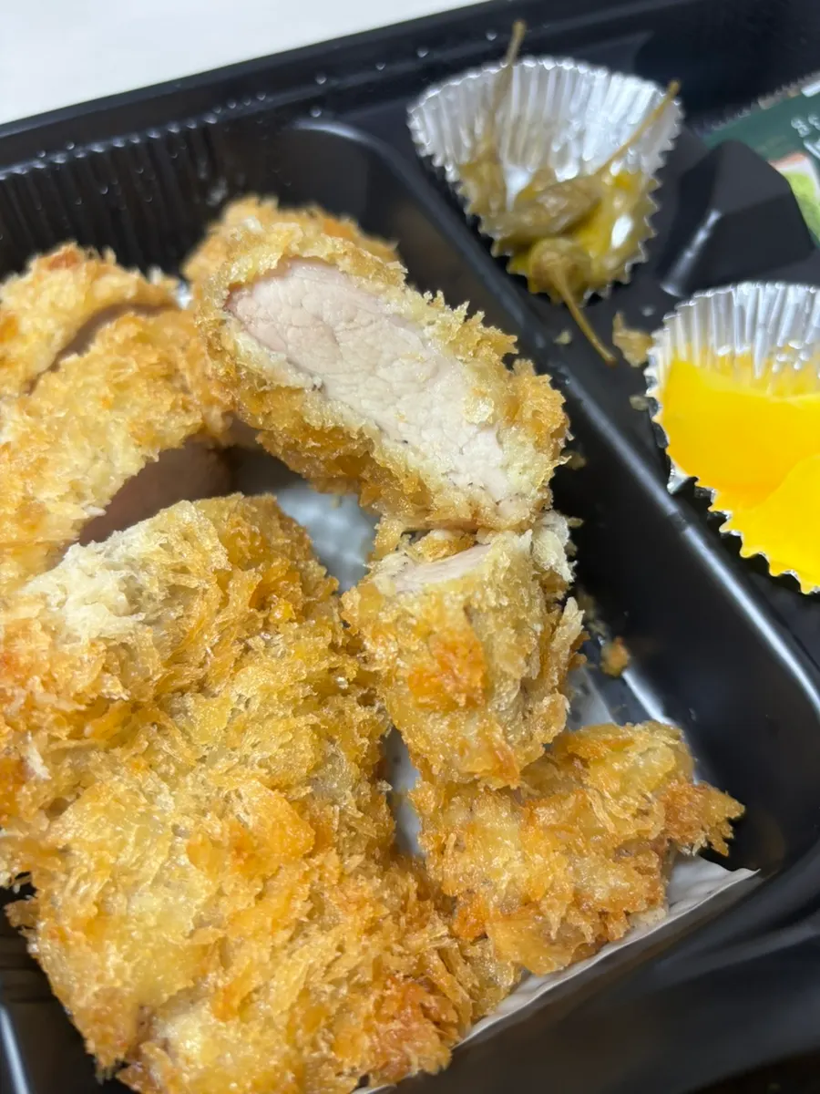 소스를 바꿔가며 먹는 돈카츠 한 조각
