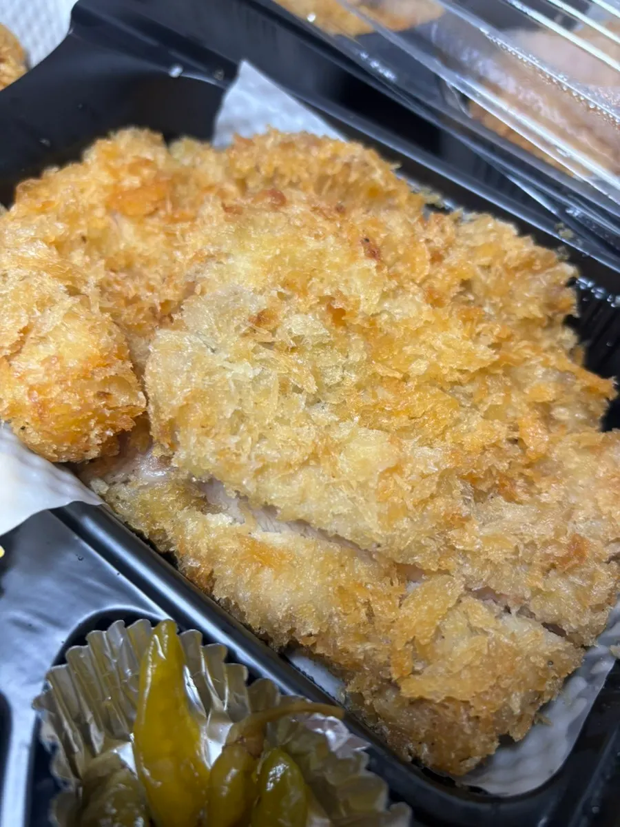 포장 돈카츠와 소스 접시