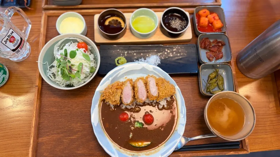 얼굴 모양으로 플레이팅된 히레 안심 도쿄 스파이스 카레